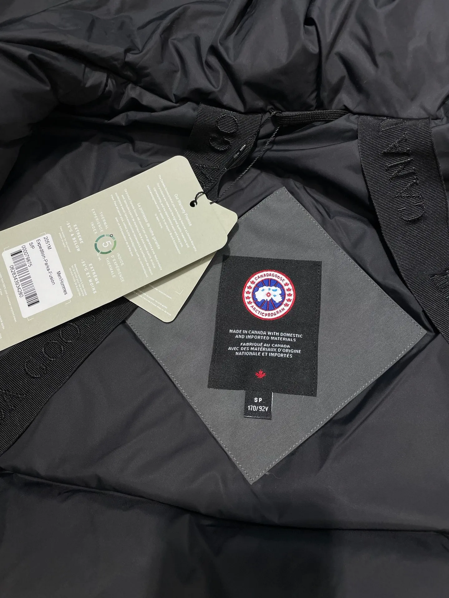 P910 special version 🌟 🇨🇦CANADA GOOES 24 new models 08 models/couple models Factory direct supply: supplying global purchasing agents, micro-entities, Tmall, high-end stalls and studio cooperation, free shipping! Canada Goose Expedition Parka 2008 is the same style for men and women. It is mid-length and the most timeless classic. All Arctic and Antarctic scientific expedition teams choose Canada Goose as their cold-proof equipment. It is the Rolls-Royce of down jackets. ➖ Industry-leading anti-counterfeiting chip sensing. ➖ Imported Behringer embroidery machines and customized embroidery labels, the highest level and industry leading. ➖ Imported Korean 21-count polyester-cotton blended original fabric, TC85 waterproof coated fabric, water-repellent, windproof and wear-resistant. ➖ The new national standard 80 white duck down is filled with an average of 520 grams of down. The amount of down filled is industry-leading. ➖ 100% nylon lining with double double-layer sealing design to prevent velvet running, and seamless thread design on the cuffs! ➖ Western Canadian Green Wolf Collar. ➖ Yoshida YKK provides original factory-customized electroplated sliders. YKK two-way lockable zippers are tight and smooth and do not peel off paint. �� 3M composite Velcro is durable and the accessories and hardware are all custom-made. Note: Our copywriting is only simple and clear. Instead of bragging about the copywriting, it is better to compare and understand with samples. Only for the purest goose, the most dedicated, the most professional, the highest quality, the highest cost performance!  Size:XS-XXL